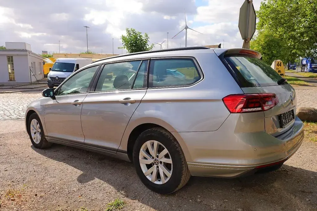 Gebraucht VW Passat Basis 150 PS (110 kW) 2022 Silber Kombi