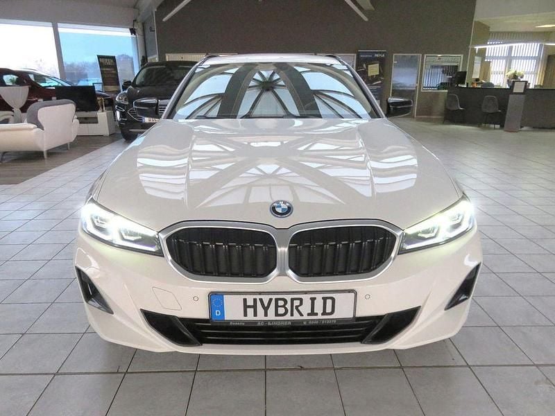 Gebraucht BMW 320e Shadowline 204 PS (150 kW) 2023 Weiß Limousine