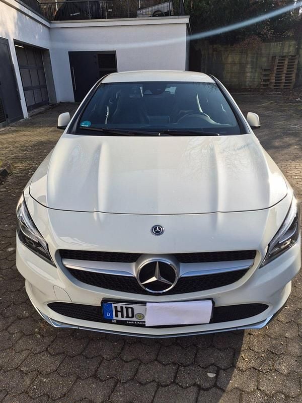 Weiß Gebraucht 2017 Mercedes CLA200 Urban Coupé | 15.250 € (Etwas zu teuer) - Bild 1/4