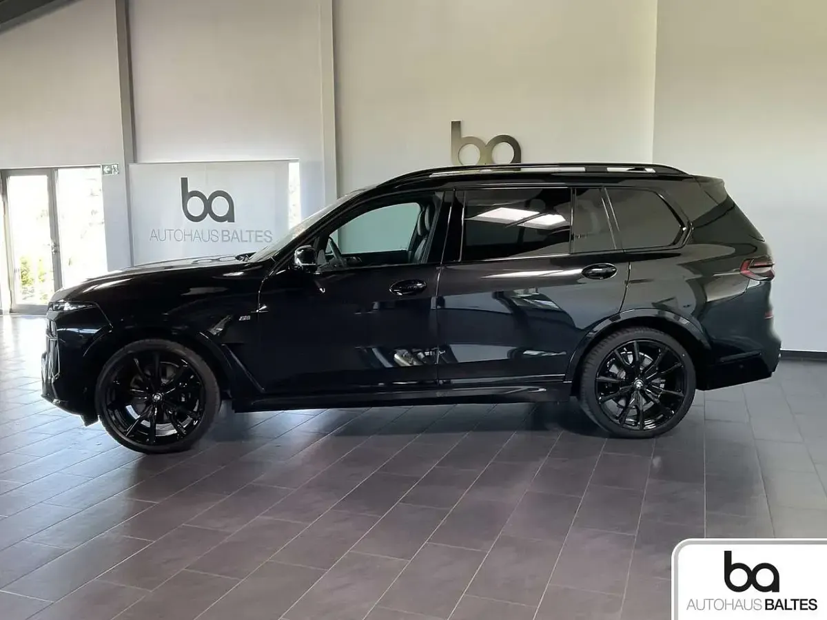 Gebraucht BMW X7 M Sport 352 PS (258 kW) 2025 Saphirschwarz met. SUV