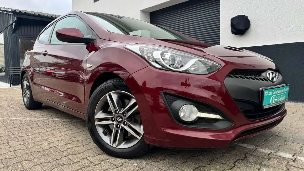Gebraucht Hyundai i30 110 PS (80 kW) 2017 Rot Coupé