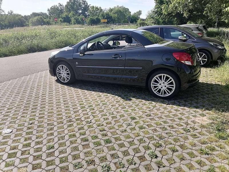 Schwarz Gebraucht 2010 Peugeot 207 CC Roland Garros Cabrio | 5.000 € (Etwas zu teuer) - Bild 1/4