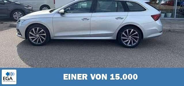 Silber metallic Gebraucht 2023 Skoda Octavia Style Kombi | 30.600 € (Teuer) - Bild 1/4