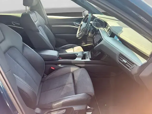Używany Audi e-tron Advanced Plus 300 kW (408 KM) 2023 Niebieski SUV