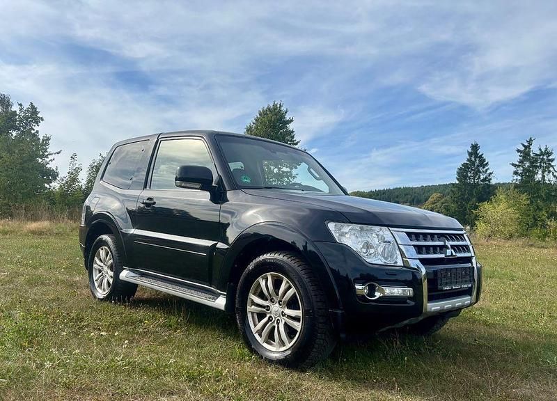 Schwarz Gebraucht 2015 Mitsubishi Pajero SUV | 20.900 € (Fairer Preis) - Bild 1/4