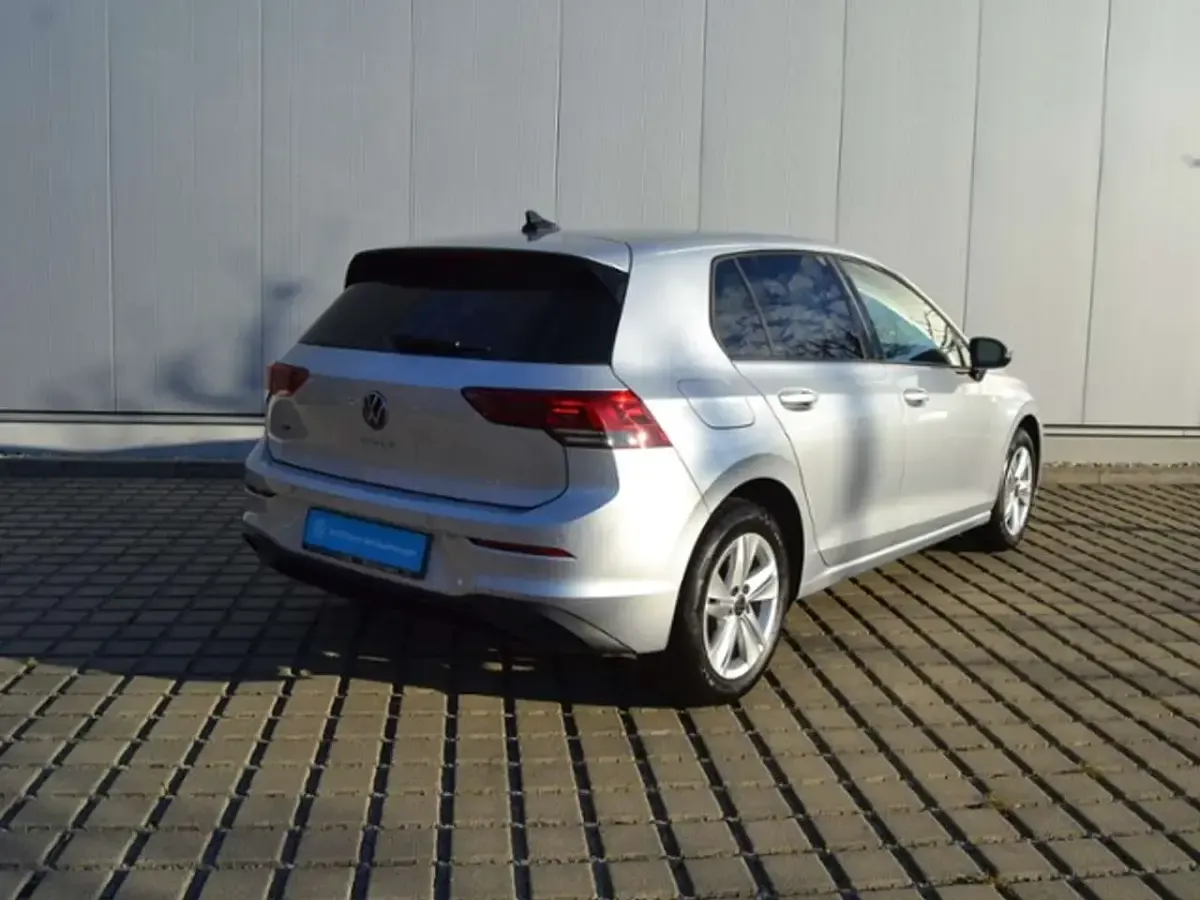 Gebraucht VW Golf VIII Life 131 PS (96 kW) 2022 Silber Limousine