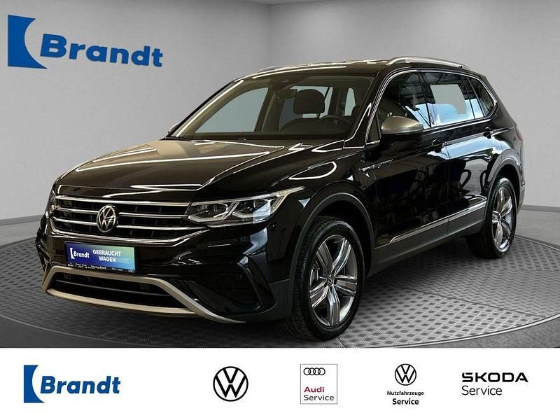 Deep black perleffekt (metallic) Gebraucht 2022 VW Tiguan Allspace Elegance SUV | 31.590 € (Superpreis) - Bild 1/3