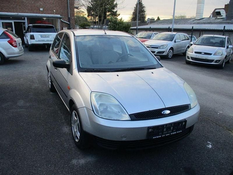 Gebraucht Ford Fiesta Basis 69 PS (50 kW) 2003 Silber Kleinwagen