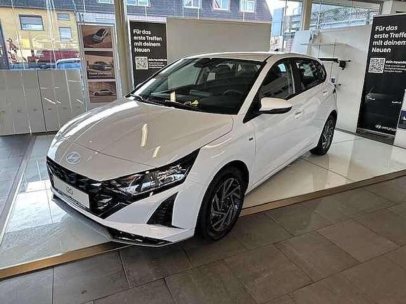 Atlas white Gebraucht 2024 Hyundai i20 Comfort Limousine | 18.590 € (Fairer Preis) - Bild 1/4