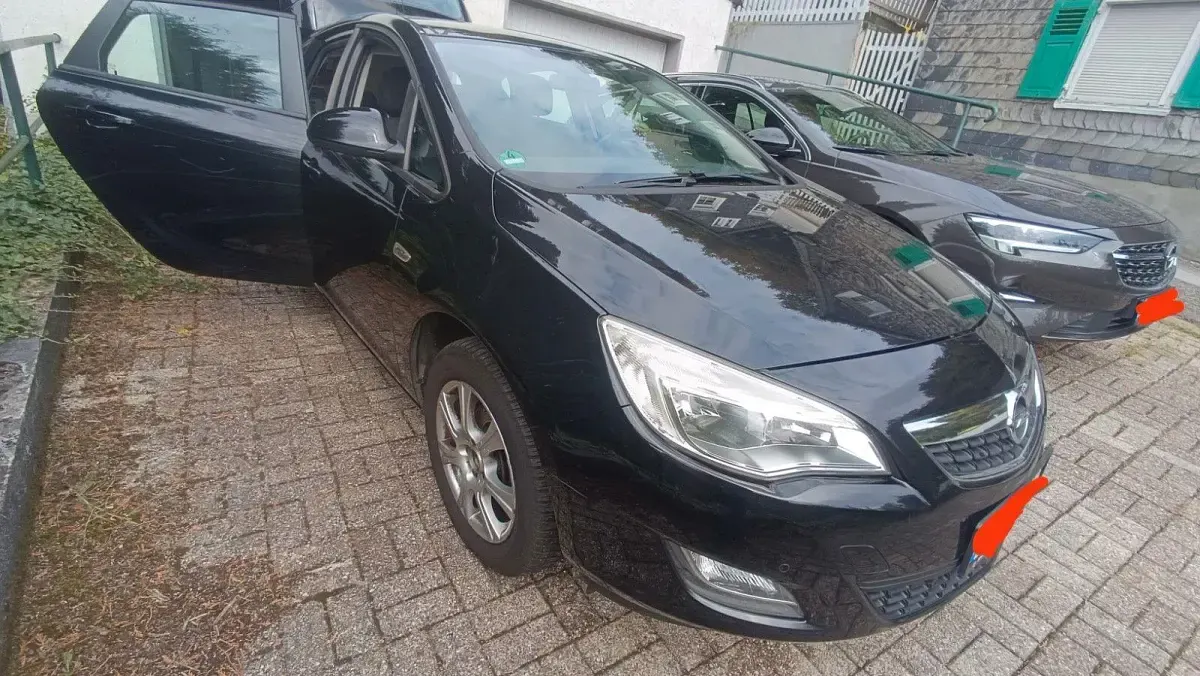 Gebraucht Opel Astra Edition 101 PS (74 kW) 2010 Schwarz Kleinwagen