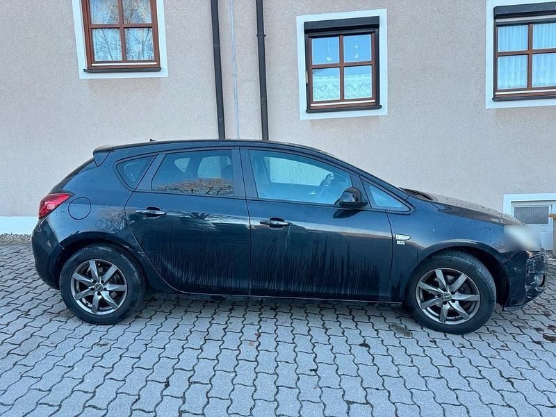 Gebraucht Opel Astra 140 PS (102 kW) 2012 Schwarz Kleinwagen
