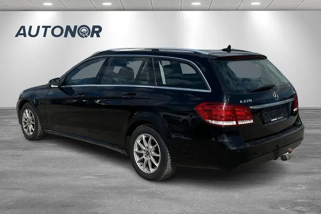 Używany Mercedes E220 170 KM (125 kW) 2013 Czarny Sedan/Limuzyna
