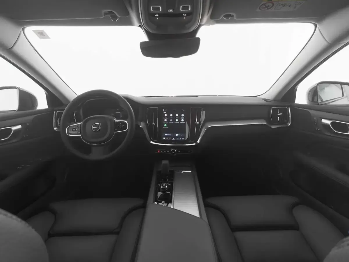 Używany Volvo V60 CC Plus 197 KM (144 kW) 2024 Szary Kombi