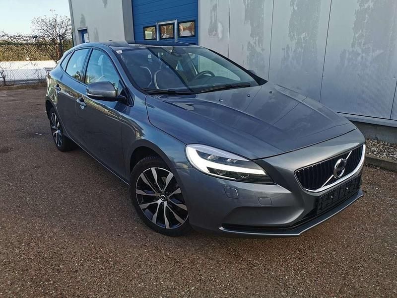 Gebraucht Volvo V40 Linje Svart 120 PS (88 kW) 2018 Osmium graumetallic Kombi