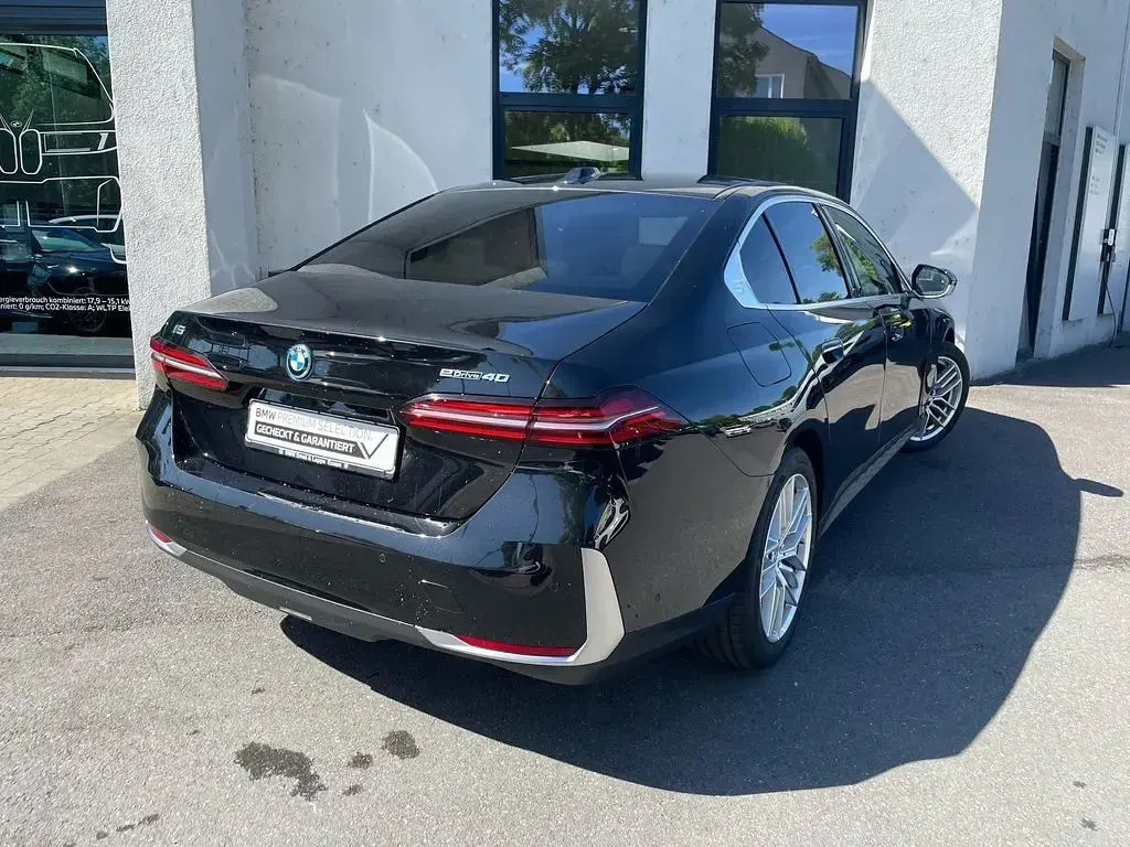 Gebraucht BMW i5 Sport Line 250 kW (340 PS) 2025 Black sapphire Limousine
