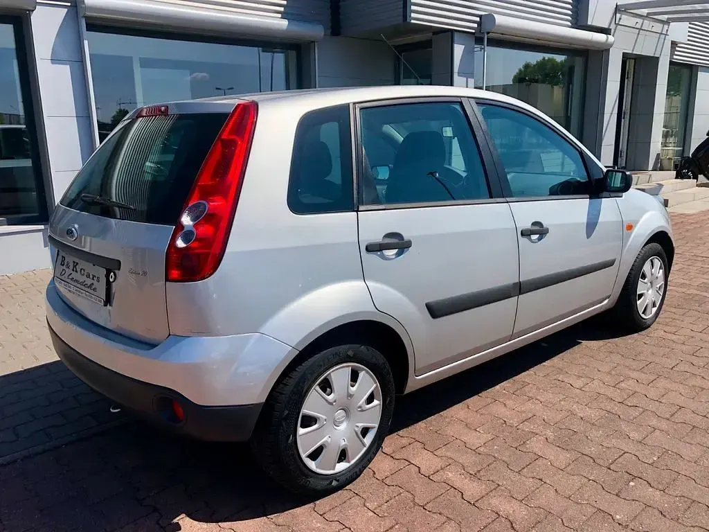 Gebraucht Ford Fiesta Ambiente 69 PS (50 kW) 2007 Silber Kleinwagen