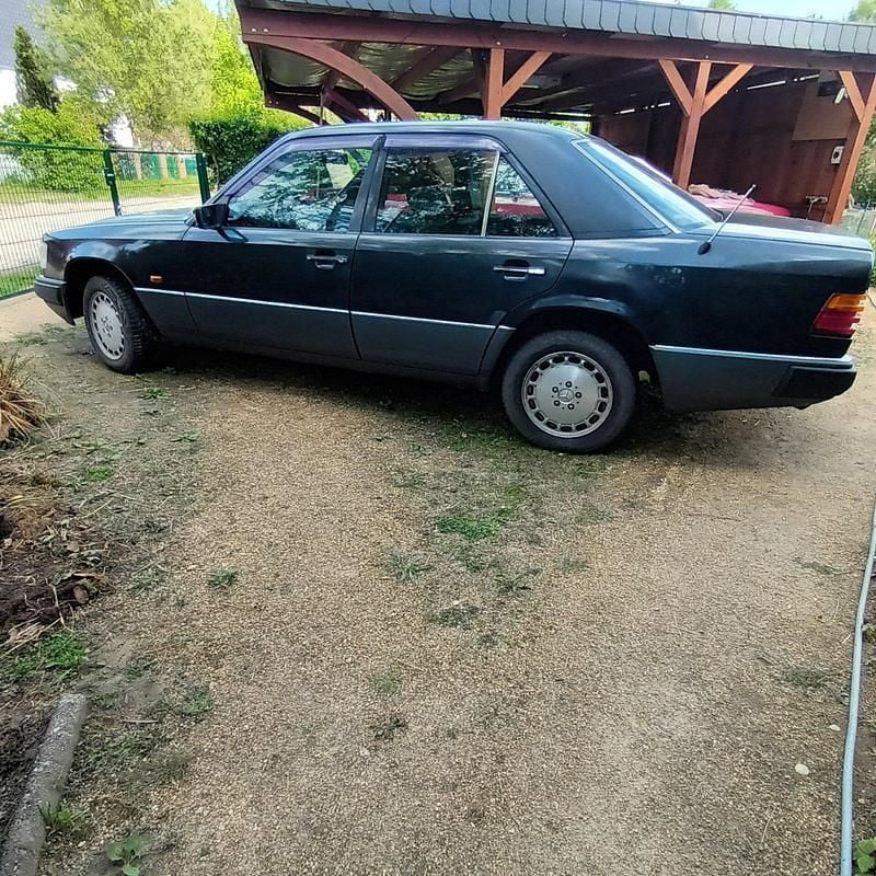 Gebraucht Mercedes E300 1989 Schwarz Limousine