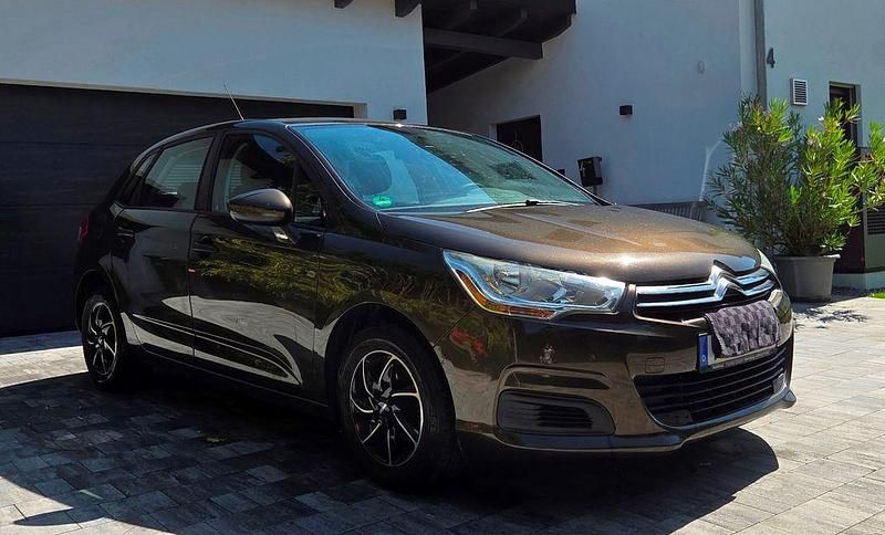 Braun Gebraucht 2013 Citroën C4 Attraction Limousine | 3.600 € (Guter Preis) - Bild 1/4