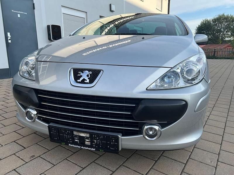 Silber Gebraucht 2005 Peugeot 307 CC Tendance Cabrio | 3.999 € (Fairer Preis) - Bild 1/4