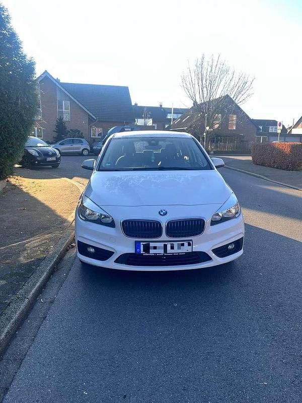 Weiß Gebraucht 2017 BMW 225 Advantage Kombi | 9.690 € (Fairer Preis) - Bild 1/4