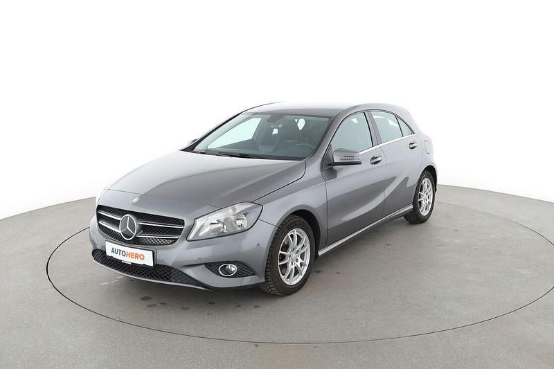 Grau Gebraucht 2014 Mercedes A180 Style Limousine | 14.010 € (Fairer Preis) - Bild 1/3
