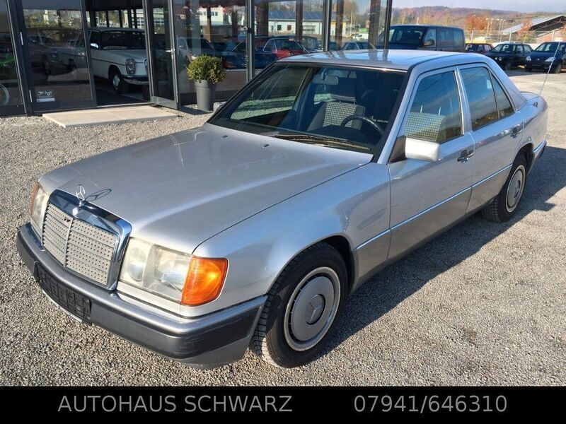Brillantsilber metalliclack Gebraucht 1992 Mercedes E200 Limousine | 7.650 € - Bild 1/4