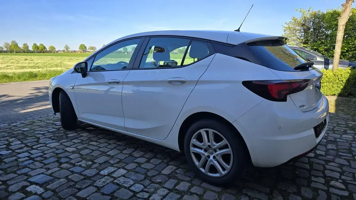 Używany Opel Astra 105 KM (77 kW) 2017 Biały Sedan/Limuzyna