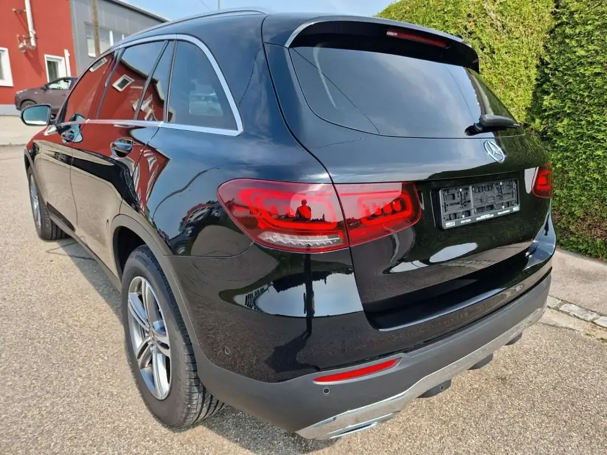 Gebraucht Mercedes GLC220 194 PS (142 kW) 2022 Ung. schwarz  unilack SUV