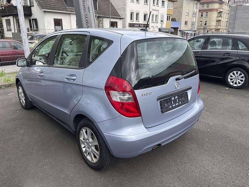 Gebraucht Mercedes A180 Elegance 116 PS (85 kW) 2011 Blau Limousine