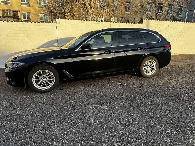 Schwarz Gebraucht 2021 BMW 520 Kombi | 23.500 € (Guter Preis) - Bild 1/4