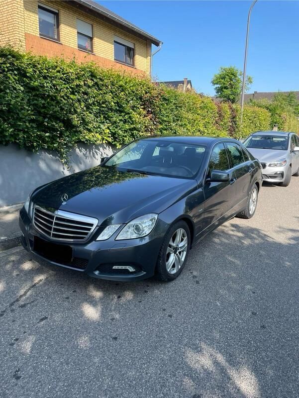 Grau Gebraucht 2010 Mercedes E350 Limousine | 9.450 € (Superpreis) - Bild 1/4