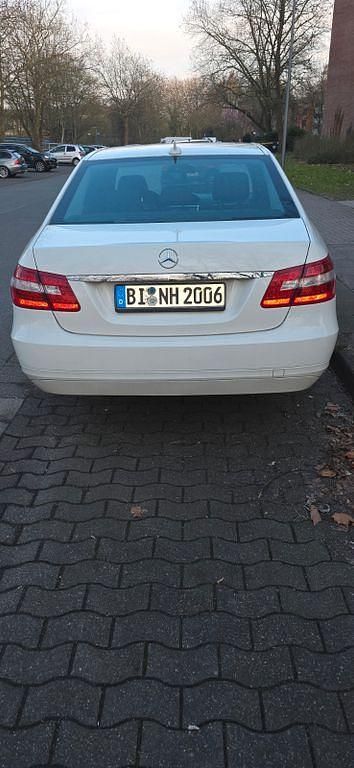 Gebraucht Mercedes E200 Avantgarde 136 PS (100 kW) 2010 Weiß Limousine