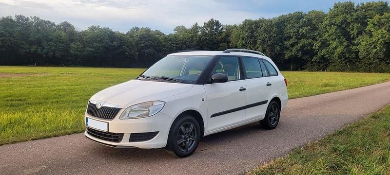 Weiß Gebraucht 2011 Skoda Fabia Ambition Kombi | 1.999 € (Etwas zu teuer) - Bild 1/4