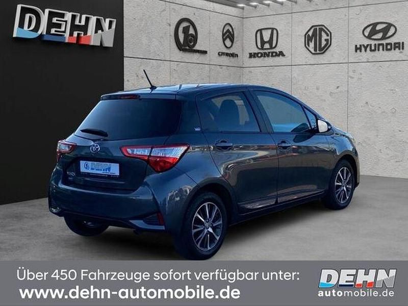 Gebraucht Toyota Yaris Club 112 PS (82 kW) 2020 Grey metallic Limousine