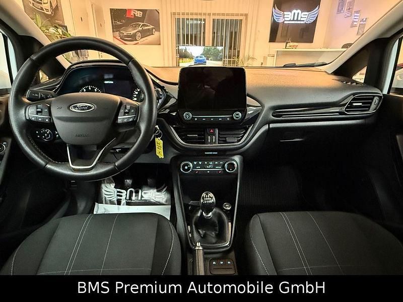 Gebraucht Ford Fiesta 101 PS (74 kW) 2018 Weiß Kleinwagen