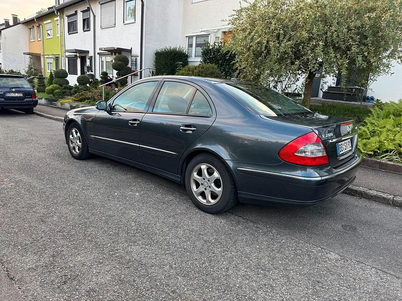 Grau Gebraucht 2008 Mercedes E200 Limousine | 4.499 € (Guter Preis) - Bild 1/4