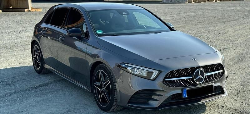 Grau Gebraucht 2019 Mercedes A220 AMG line Limousine | 22.999 € (Fairer Preis) - Bild 1/4