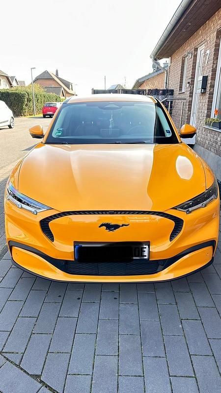 Gebraucht Ford Mustang Mach-E Premium 216 kW (294 PS) 2023 Gelb SUV