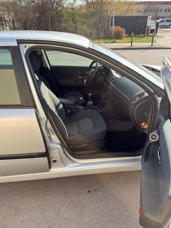 Gebraucht Renault Laguna II Dynamique 135 PS (99 kW) 2006 Grau Limousine