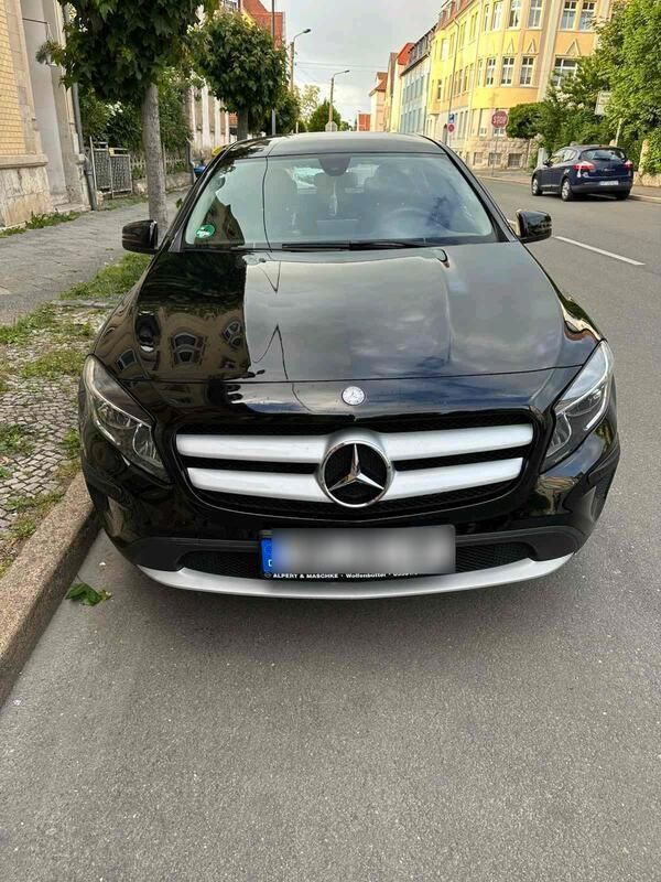 Schwarz Gebraucht 2016 Mercedes GLA180 Urban SUV | 14.800 € (Fairer Preis) - Bild 1/4