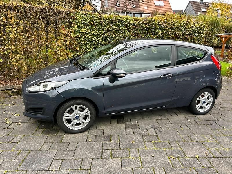 Blau Gebraucht 2014 Ford Fiesta Kleinwagen | 5.500 € (Etwas zu teuer) - Bild 1/4
