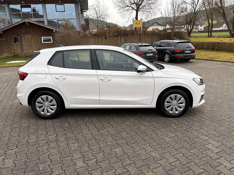 Neu Skoda Fabia Essence 95 PS (69 kW) 2025 Weiß Limousine