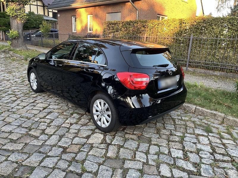 Gebraucht Mercedes A180 122 PS (89 kW) 2014 Schwarz Limousine