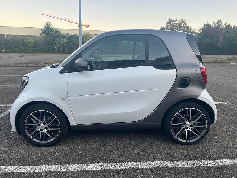 Weiß Gebraucht 2017 Smart ForTwo Coupé Brabus Coupé | 19.900 € - Bild 1/4
