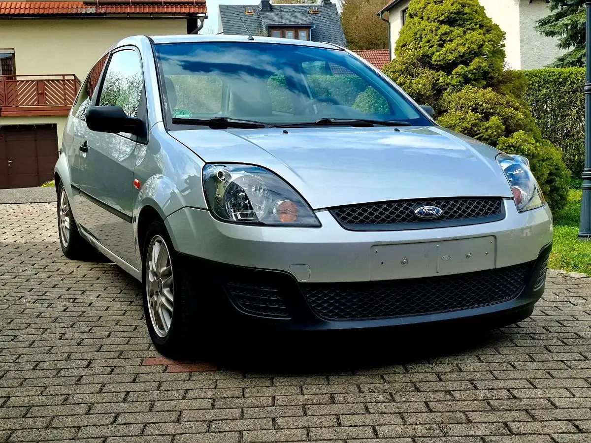 Gebraucht Ford Fiesta 69 PS (50 kW) 2004 Silber Kleinwagen