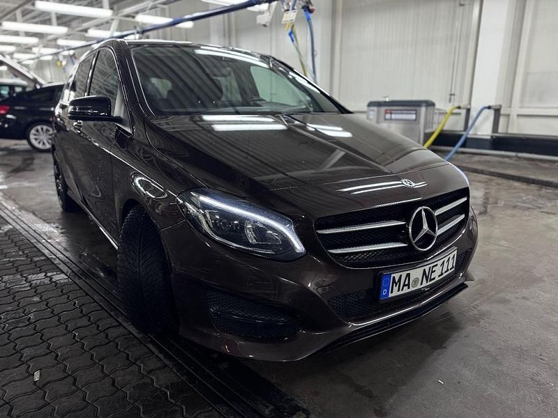 Gebraucht Mercedes B220 Urban 170 PS (125 kW) 2018 Braun Kleinwagen