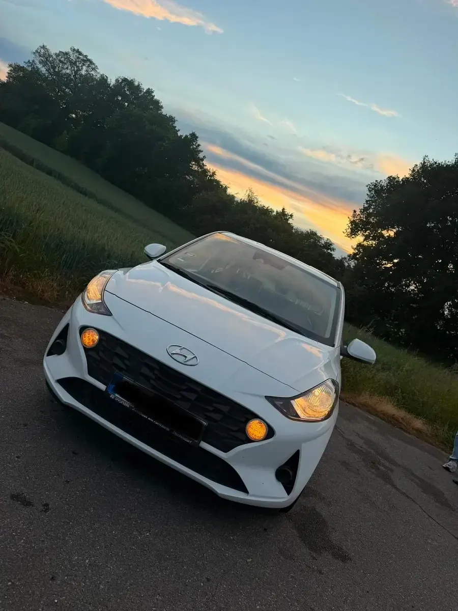 Gebraucht Hyundai i10 84 PS (61 kW) 2022 Weiß Kleinwagen