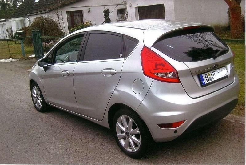 Gebraucht Ford Fiesta Ghia 97 PS (71 kW) 2010 Silber Limousine