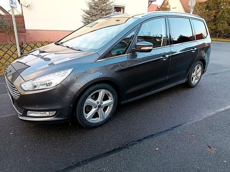 Grau Gebraucht 2016 Ford Galaxy Titanium Van / Kleinbus | 12.800 € (Superpreis) - Bild 1/4