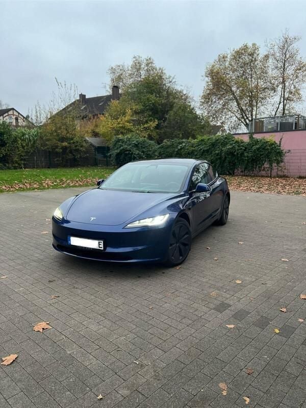 Blau Gebraucht 2023 Tesla Model 3 Standard Range Limousine | 35.500 € - Bild 1/4
